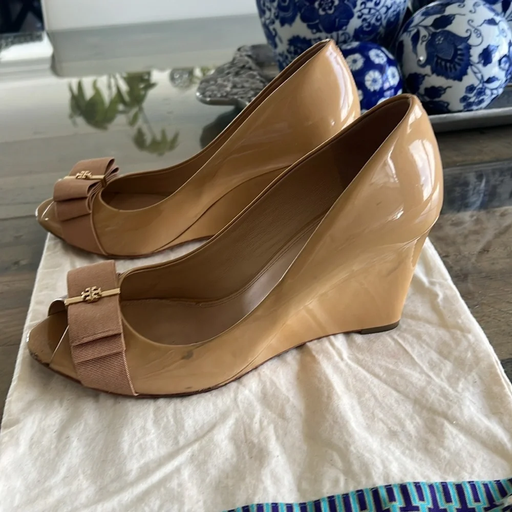 Tory Burch Trudy Beige Patent Wedge Heels - Picture 6 of 6